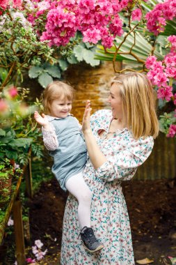 Anne ve kızı parkta.