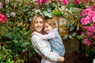 Anne ve kızı parkta.