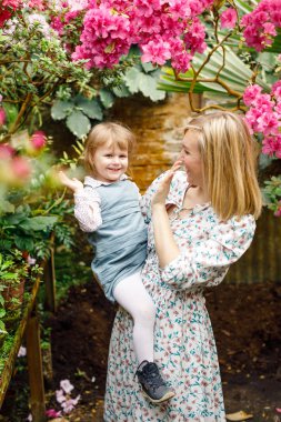 Anne ve kızı parkta.