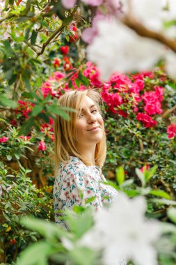 Çiçekçi dükkanındaki kadın 