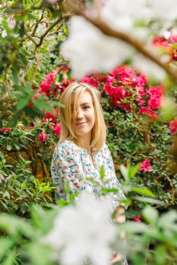 Çiçekçi dükkanındaki kadın 