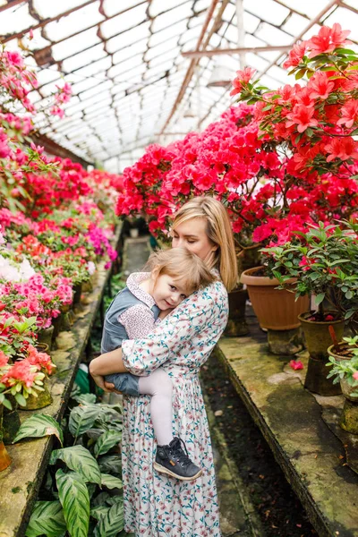 Anne ve kızı bahçede.