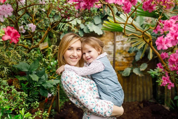 Anne ve kızı parkta.