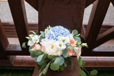 ahşap çit üzerinde gelin düğün buketi, çekim yakın