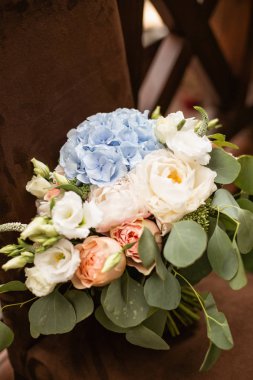 ahşap çit üzerinde gelin düğün buketi, çekim yakın