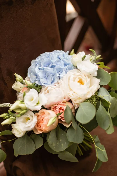 ahşap çit üzerinde gelin düğün buketi, çekim yakın