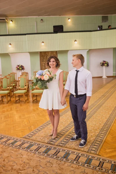 Mooie Jongen Meisje Gelukkig Het Register Kantoor Achtergrond — Stockfoto