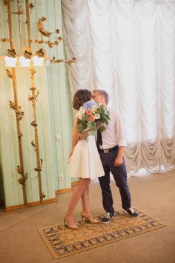 Güzel kız ve erkek kayıt bürosundan mutlular.