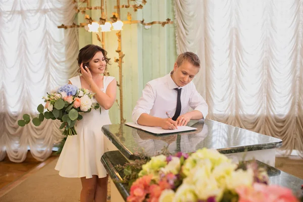 Mooie Jongen Meisje Gelukkig Het Register Kantoor Achtergrond — Stockfoto