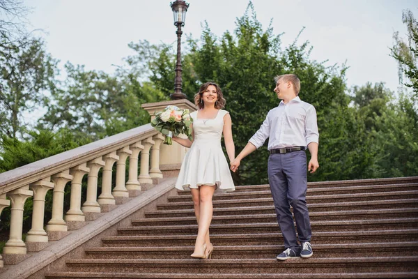 Giovane Sposa Sposo Posa Cemento Marmo Scale Sfondo — Foto Stock