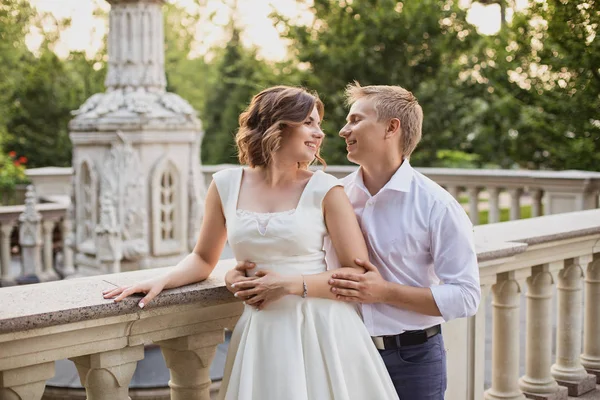 Mooie Jonge Bruid Bruidegom Wandelen Poseren Marmeren Trap Tuin Uitzicht — Stockfoto