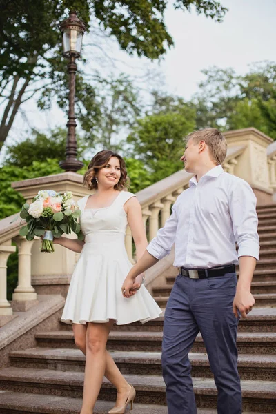 Ung Brud Och Brudgum Poserar Cement Marmor Trappor Bakgrund — Stockfoto