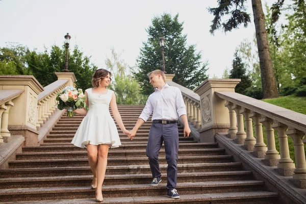 Novia Joven Novia Colocando Fondo Las Escaleras Mármol Cemento — Foto de Stock