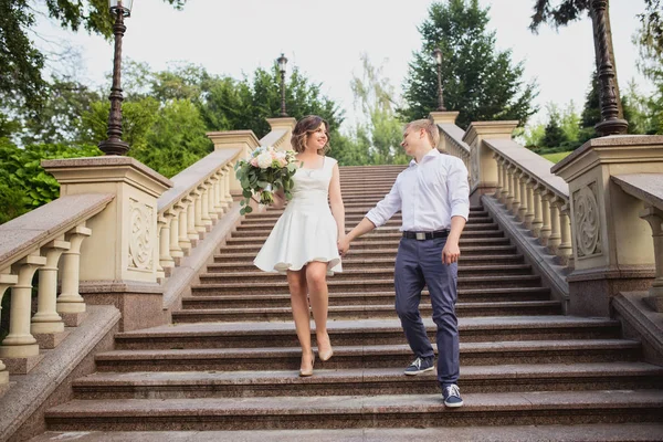 Jovem Noiva Noivo Posando Sobre Cimento Mármore Escadas Fundo — Fotografia de Stock