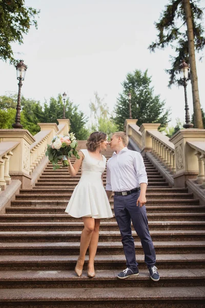 Junge Braut Und Bräutigam Posiert Auf Zementmarmor Treppe Hintergrund — Stockfoto