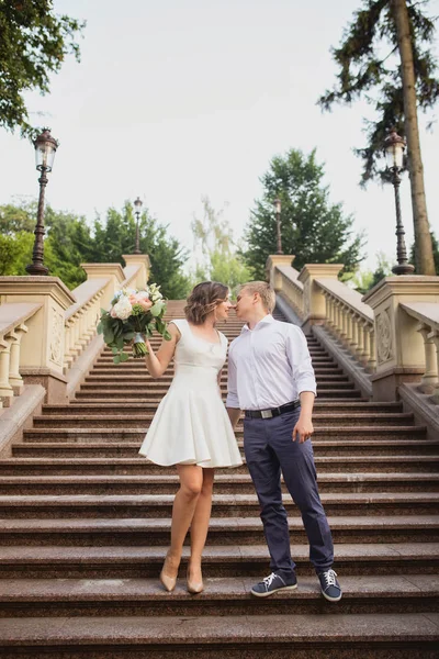 Mladá Nevěsta Ženich Pózování Cement Mramorové Schody Pozadí — Stock fotografie