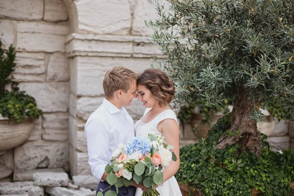 Belle Jeune Mariée Marchant Posant Sur Escalier Marbre Avec Vue — Photo