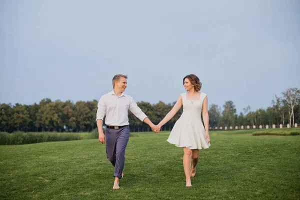 Bellissimo Giovane Sposo Sposa Passeggiando Sul Parco Verde Con Lussureggiante — Foto Stock