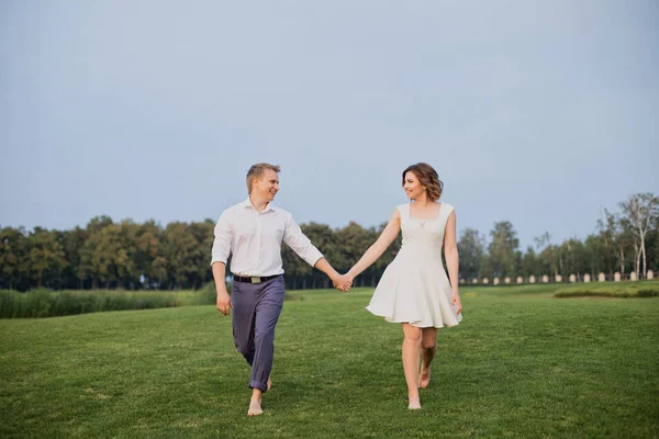 Mooie Jonge Bruidegom Bruid Wandelen Groen Park Met Weelderig Groen — Stockfoto