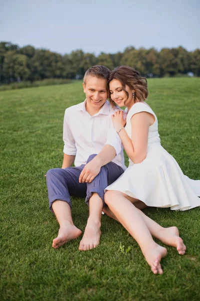 Young Bride Groom Siting Green Lush Green Grass Garden View — Stock Photo, Image