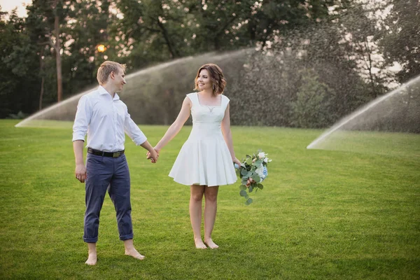 Mooie Schattige Jonge Bruidegom Bruid Lopen Groene Tuin Met Weelderig — Stockfoto