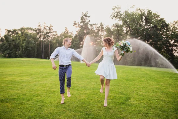 Bellissimo Carino Giovane Sposo Sposa Camminando Sul Giardino Verde Con — Foto Stock