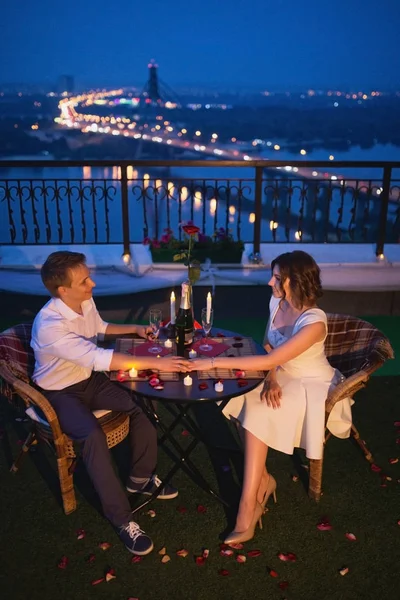 夜の街の景色を背景に愛のデートを祝う魅力的で若い恋人たち — ストック写真