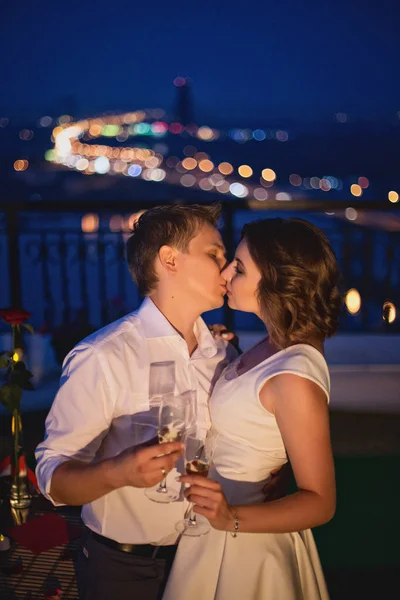 Jovem Casal Amantes Comemorando Data Amor Com Copos Vinho Ponte — Fotografia de Stock