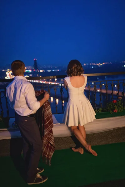 Incrível Jovem Casal Amantes Ponte Sobre Noite Cidade Vista Fundo — Fotografia de Stock