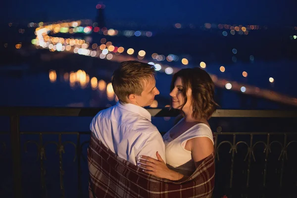 Incroyable Jeune Couple Amoureux Debout Sur Pont Nuit Vue Ville — Photo