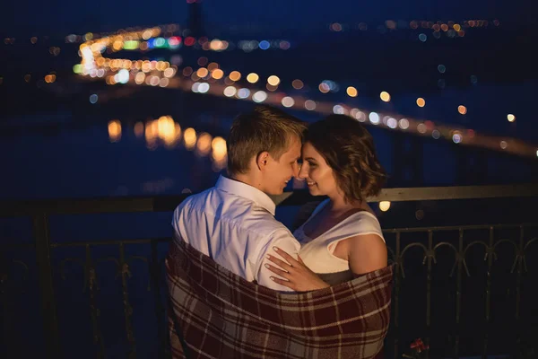 夜景を背景に橋の上に立つ素晴らしい若い恋人たち — ストック写真