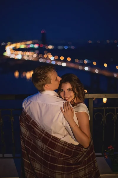Amazing Young Couple Lovers Standing Bridge Night City View Background — Stok Foto