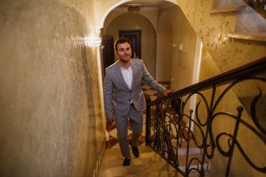 Şık giysiler içinde bir genç erkek işadamı portresi