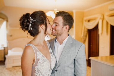 Genç ve güzel bir çift dairenin parlak bir odasında dikiliyorlar.