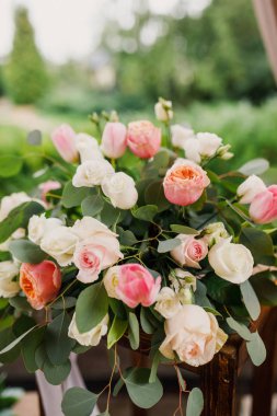 beyaz ve pembe gül buketi, çekim yakın