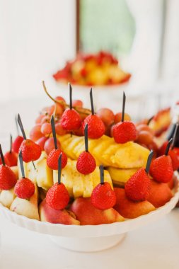açık büfe masada şişler ile dilimlenmiş meyve