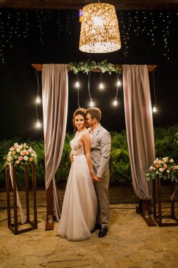 Güzel bir düğün çifti gelin ve damat gece düğününde dururlar gelin ve damat güzel bir elbise giyer şık giyinir.