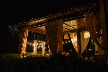 kumaş, çiçek ve lambalar ile düğün dekore sahne