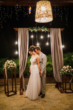 Güzel bir düğün çifti gelin ve damat gece düğününde dururlar gelin ve damat güzel bir elbise giyer şık giyinir.