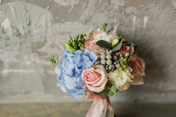 グランジテクスチャ壁による結婚式の花嫁の花束 — ストック写真