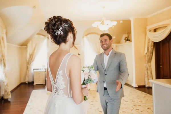 Jovem Casal Bonito Casamento Estão Quarto Brilhante Apartamento — Fotografia de Stock