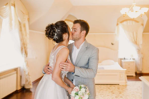 Jovem Casal Bonito Casamento Estão Quarto Brilhante Apartamento — Fotografia de Stock