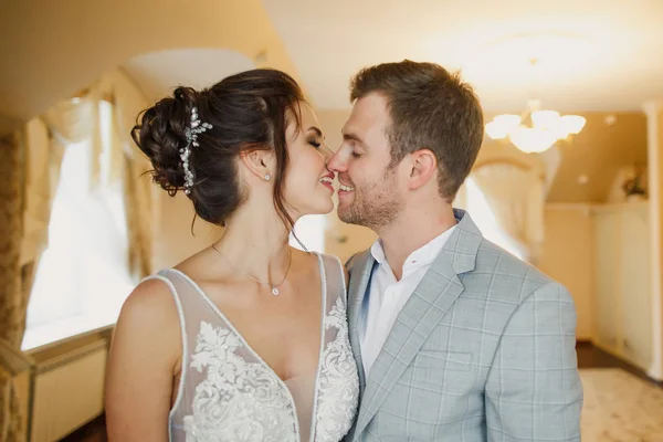 Jovem Casal Bonito Casamento Estão Quarto Brilhante Apartamento — Fotografia de Stock