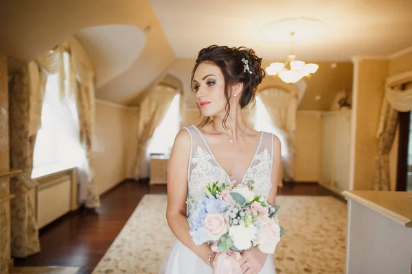 Retrato Uma Jovem Noiva Casamento Bonito Vestido Elegante Bonito Fundo — Fotografia de Stock