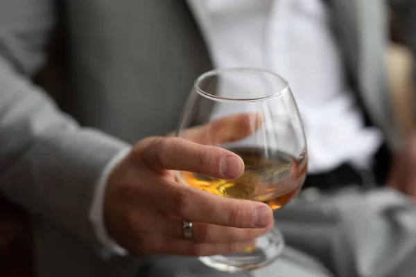 Ostřílená Střela Mužské Ruky Držící Skleničku Whisky — Stock fotografie