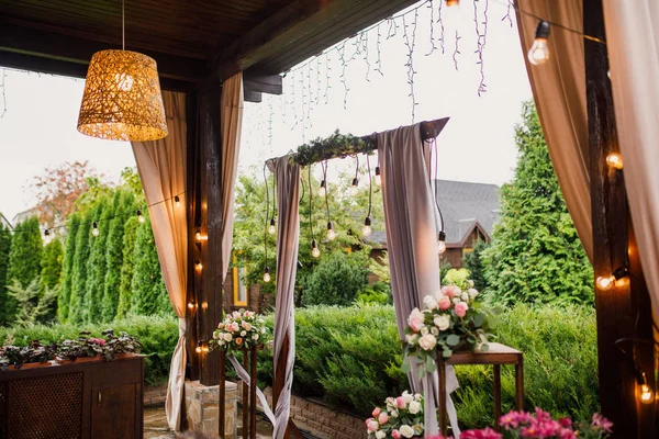 Vista Matrimonio Decorato Veranda Con Lampade Fiori — Foto Stock