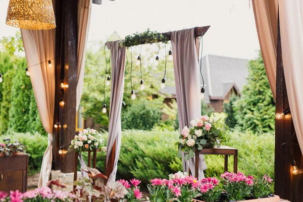 Över Bröllopsdekorerad Veranda Med Lampor Och Blommor — Stockfoto