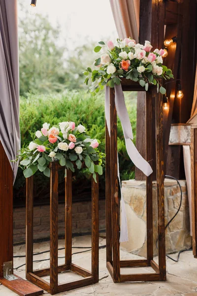 Düğün Süslemeleri Ahşap Standlarda Çiçek Buketleri — Stok fotoğraf