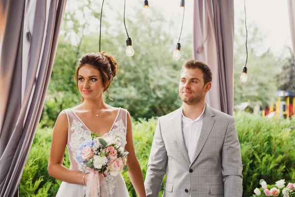 Casamento Lindo Casal Noiva Noivo Estão Cerimônia Casamento Noiva Vestido — Fotografia de Stock