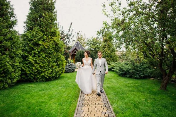 Fiatal Gyönyörű Pár Menyasszony Vőlegény Sétálnak Parkban Naplementekor Mosolygós Menyasszony — Stock Fotó